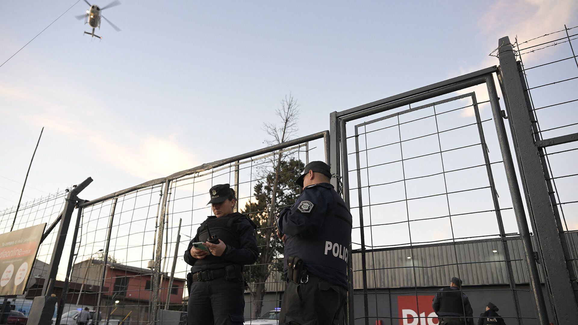 La policía montando guardia en un supermercado Día de José C. Paz (AFP)