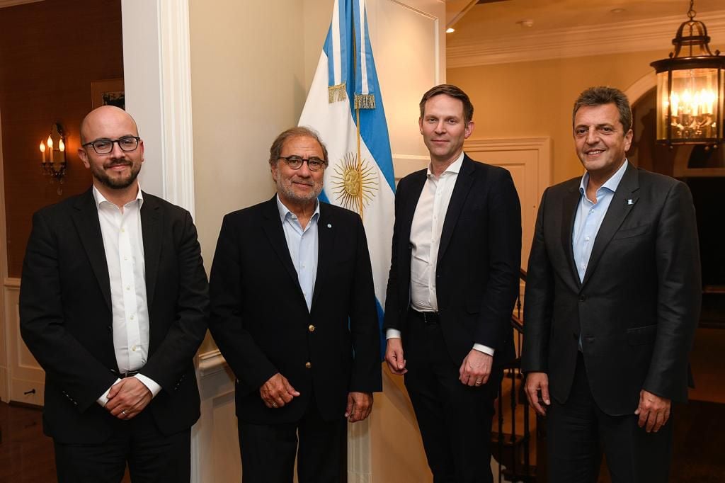 Juan Gonz&amp;ello, Mike Pyle y Sergio Massa, anoche en la embajada argentina en Washington