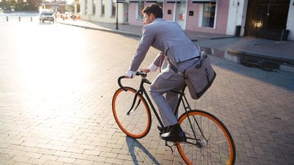 Use la bicicleta. Fija o móvil, es un excelente ejercicio aeróbico (Shutterstock)