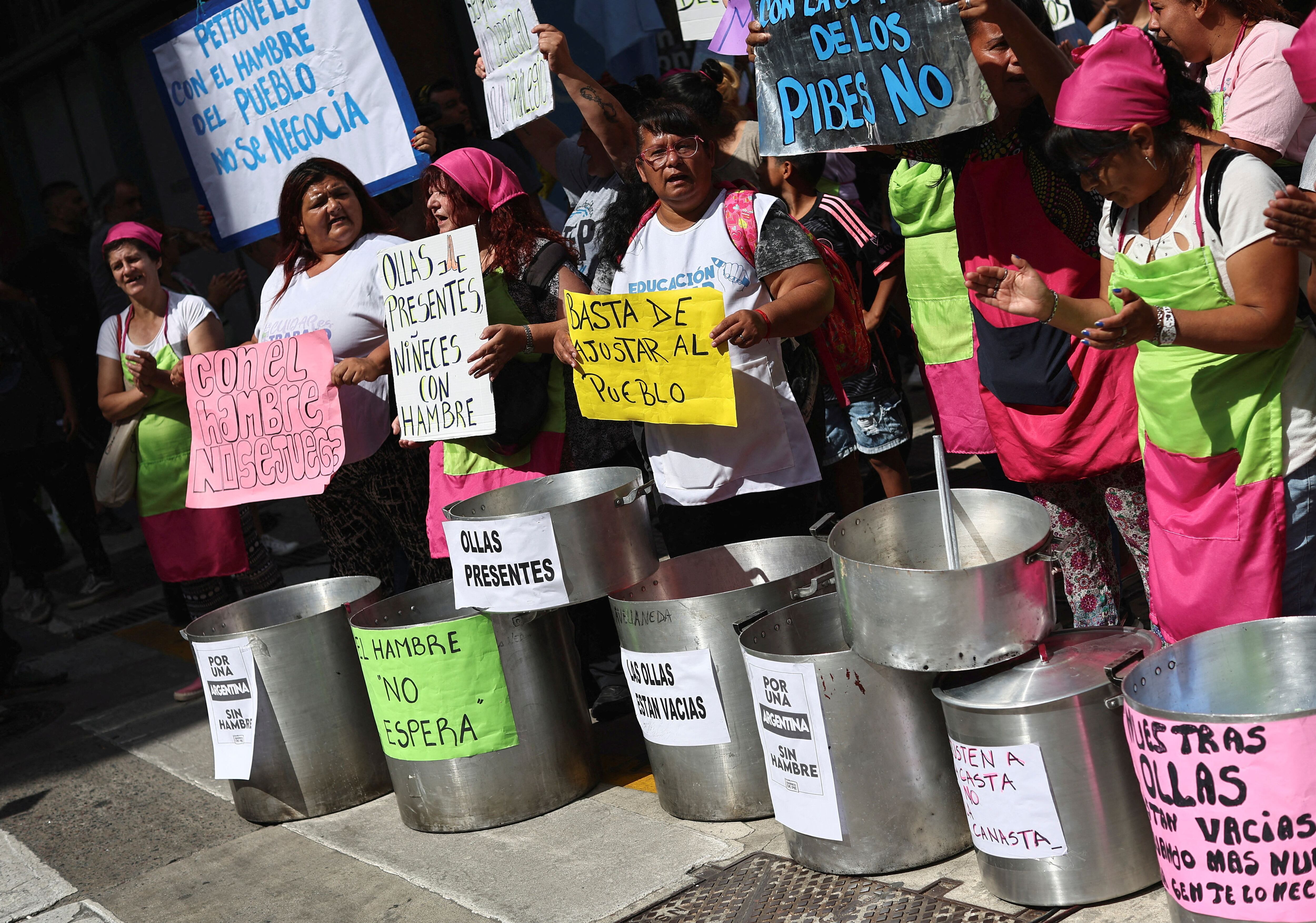 Mujeres de movimientos sociales sostienen ollas vacías en reclamo por los alimentos que el Ministerio de Capital Humano no envia a los comedores. REUTERS/Agustin Marcarian/File Photo