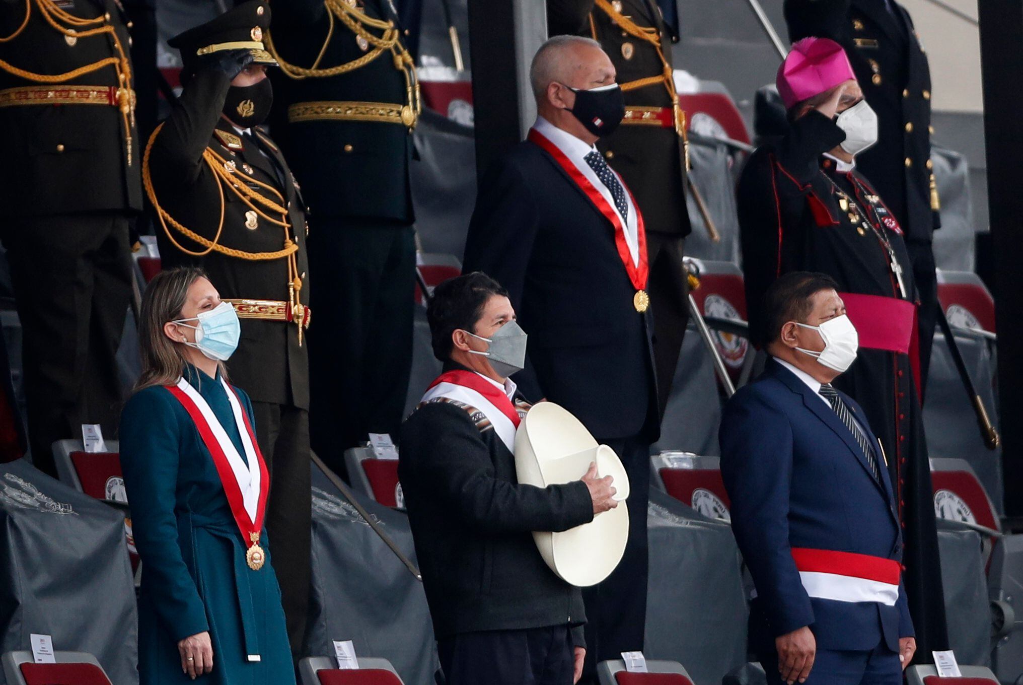 Fotografía de archivo en la que se registró a la presidenta del Congreso de Perú, María del Carmen Alva, junto al presidente Pedro Castillo, y el titular de Defensa, Wálter Ayala. (Foto: EFE/Paolo Aguilar)