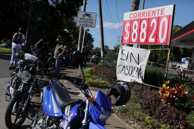 Imagen de archivo. El ministro de Hacienda confirmó que la gasolina subirá hasta llegar a los 16.000 pesos colombianos por galón. -Crédito REUTERS/Luisa Gonzalez