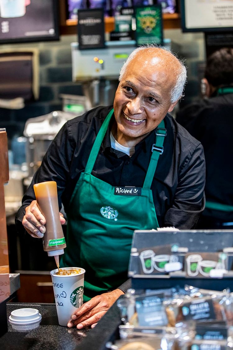 Y ellos se sienten comprometidos con las labores que realizan y desean aprender nuevas cosas (Twitter: Starbucks México)