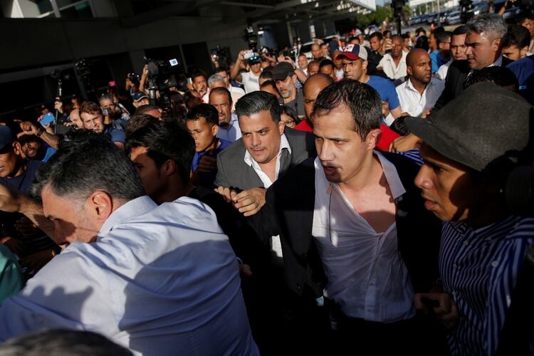 Guaidó tuvo que abrirse paso en medio de empujones y agresiones (REUTERS/Manaure Quintero)