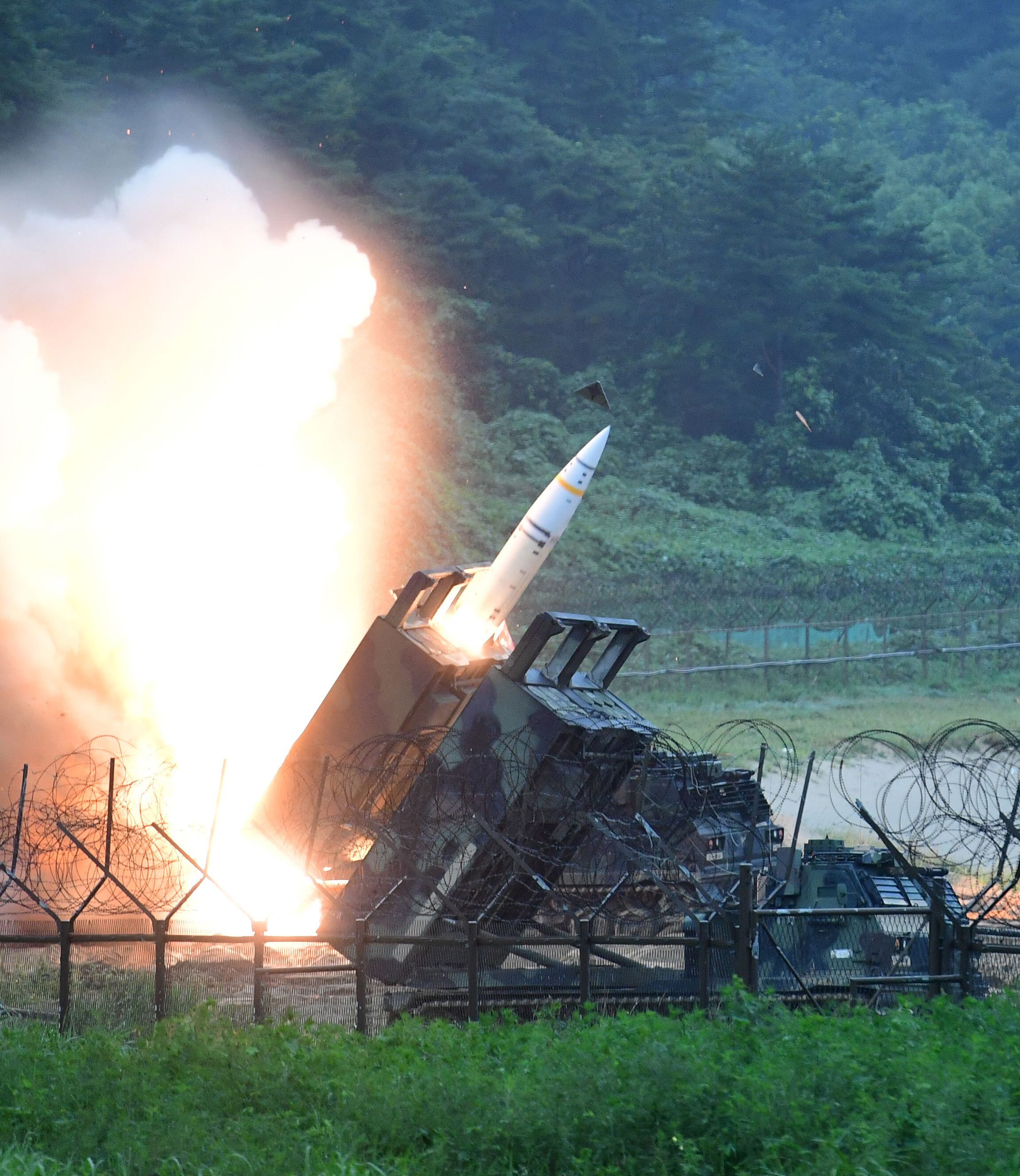 Esta foto tomada el 29 de julio de 2017 y proporcionada por el Ministerio de Defensa de Corea del Sur en Seúl muestra el Sistema de Misiles Tácticos del Ejército de EEUU (ATACMS) disparando un misil en el Mar del Este desde un lugar no revelado en la costa este de Corea del Sur durante un simulacro de misiles conjunto Corea del Sur-EEUU destinado a contrarrestar la prueba de misiles balísticos intercontinentales de Corea del Norte. (AFP/ARCHIVO)