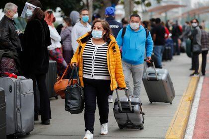 Perú reanudará los viajes aéreos internacionales, inicialmente a países vecinos, a partir del 5 de octubre, luego de una suspensión de seis meses por la pandemia de COVID-19, según anunció el presidente peruano, Martín Vizcarra.  EFE / Paolo Aguilar / Archivo