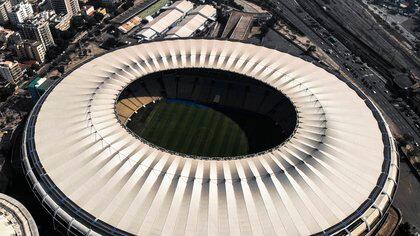 De los 200.000 espectadores en sus inicios, el estadio pasó a 75.000 para el Mundial 2014. La mayoría de sus transformaciones fueron por pedidos de la FIFA