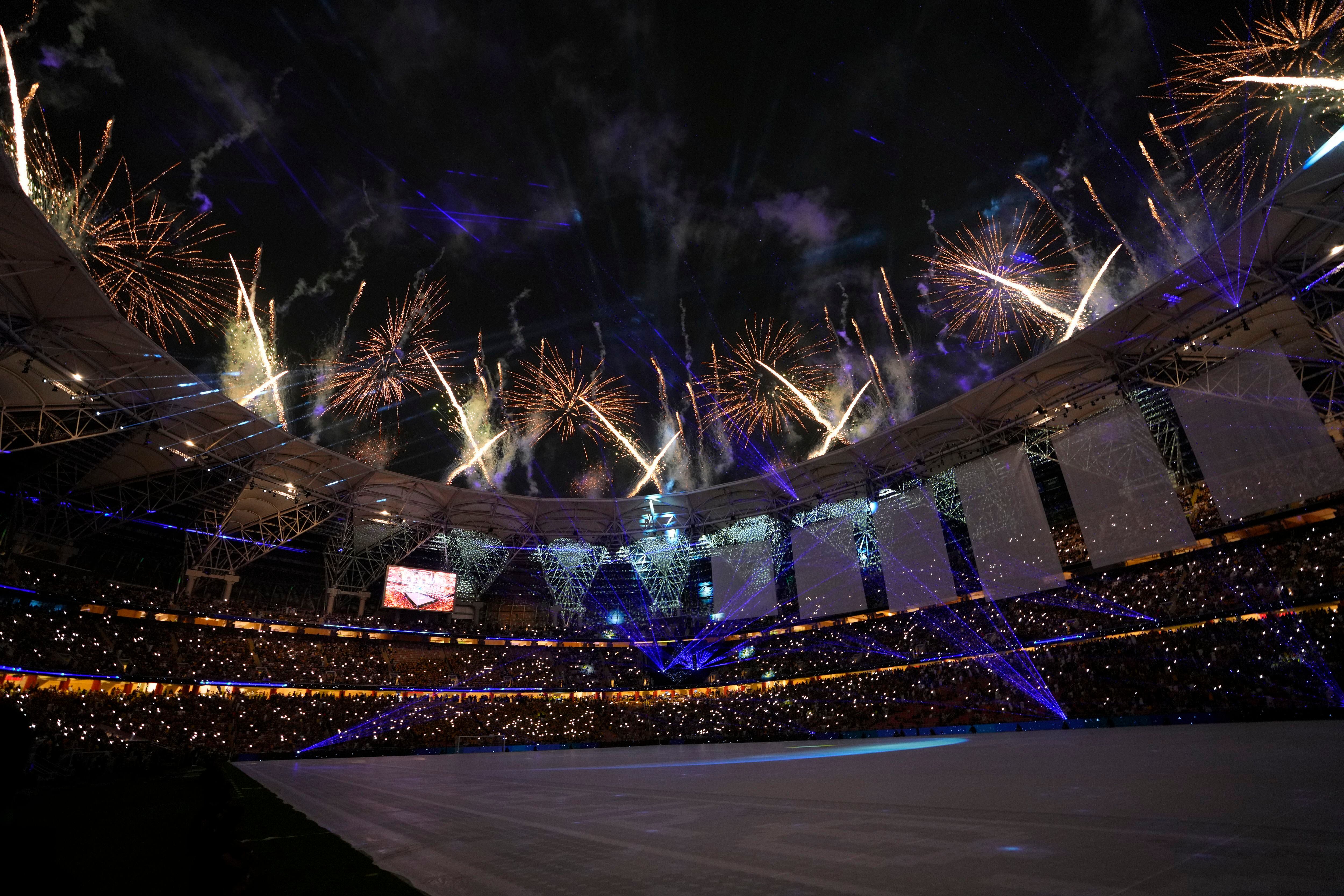 Fuegos artificiales durante la ceremonia de apertura del Mundial de Clubes antes del encuentro ante el Al Ittihad y Auckland City FC en el Estadio King Abdullah Sports City el martes 12 de diciembre del 2023. (AP Foto/Manu Fernandez)