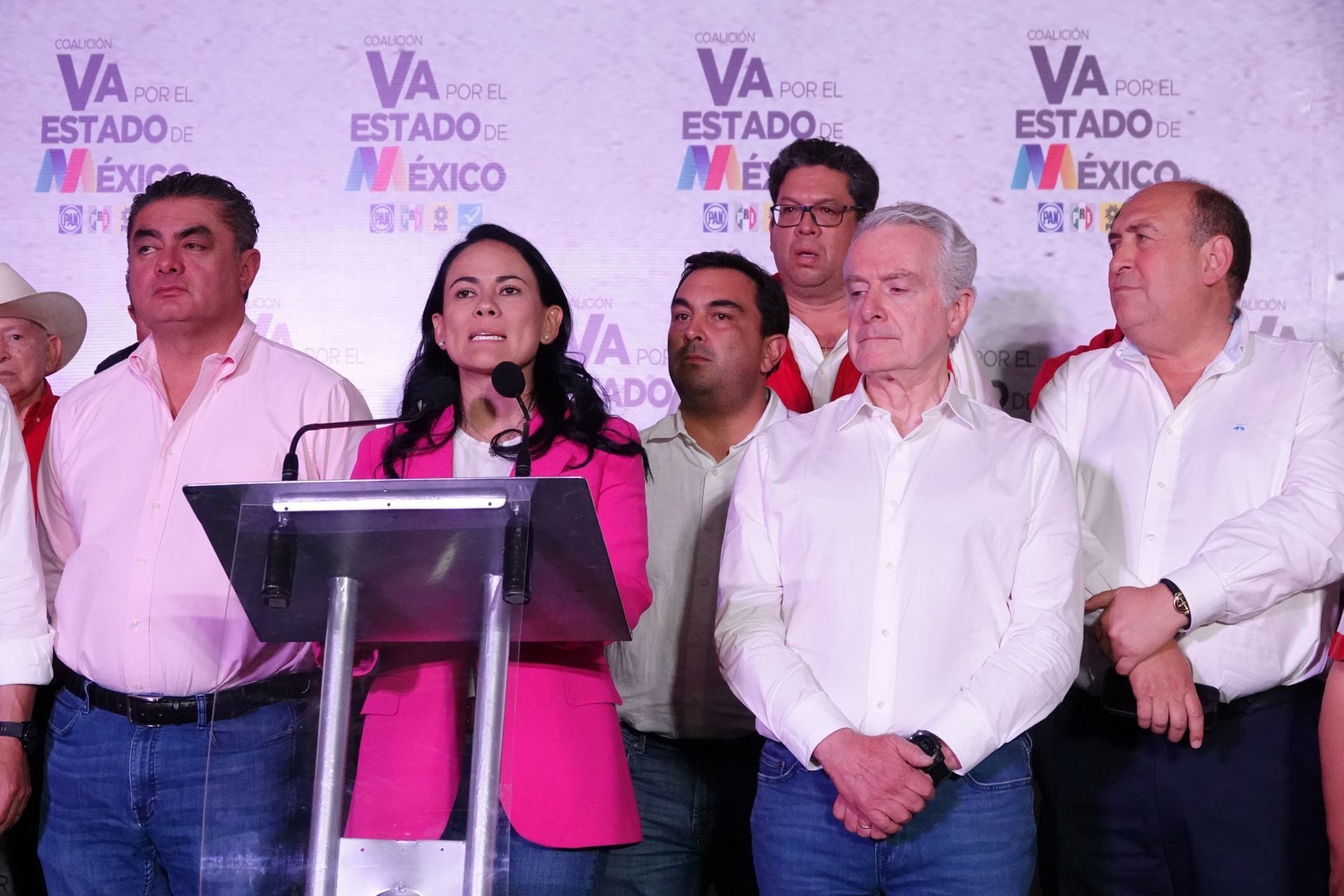 La candidata de la Alianza Va por el Estado de México, Alejandra del Moral, ofreció conferencia de prensa en compañía de los representantes en la Cámara de Diputados: Luis Espinoza Cházaro (PRD); Santiago Creel (PAN), y Humberto Moreira (PRI), en la que declaró su derrota durante las elecciones por la gubernatura del Estado de México. Deseo el éxito a la candidata Delfina Gómez y afirmó que seguirá trabajando por el bien del estado mexiquense.