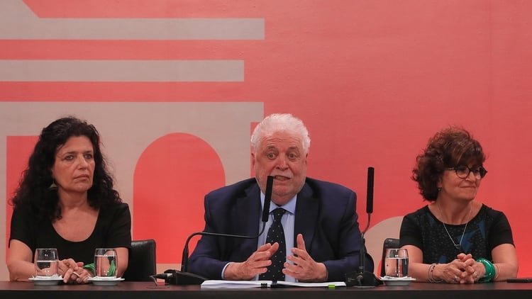 Durante la conferencia de prensa el ministro de Salud de la Nación anunció junto a su equipo de trabajo la puesta en vigencia del protocolo para los casos de aborto no punible . 