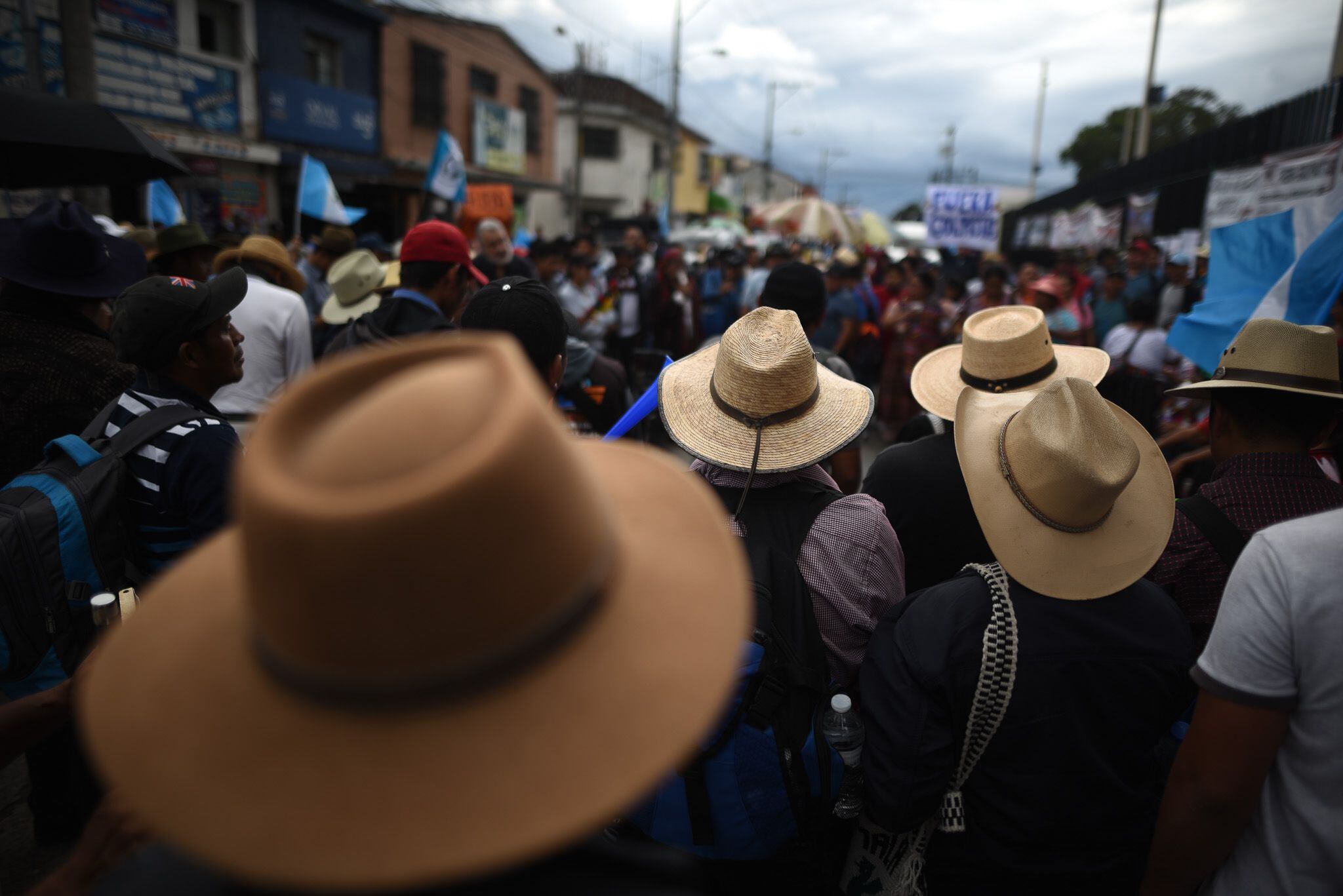 Campesinos e indígenas protestaron el pasado 2 de octubre frente a la sede del Ministerio Público (Fiscalía) para exigir la renuncia de la fiscal general Consuelo Porras   (EFE/Edwin Bercián)