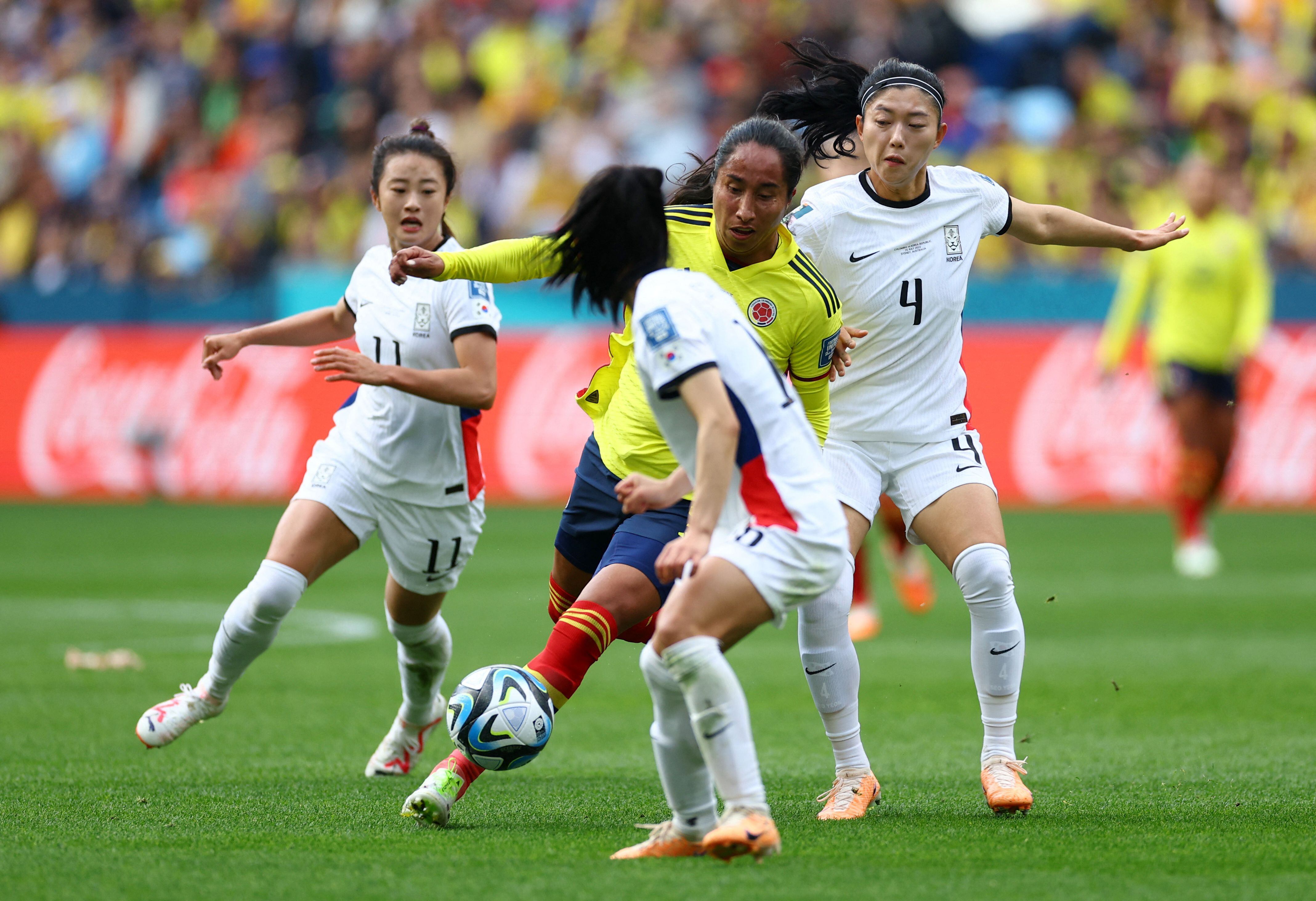 Mayra Ramírez en acción ante la surcoreanas Shim Seo-yeon y Choe Yu-ri. REUTERS/Carl Recine