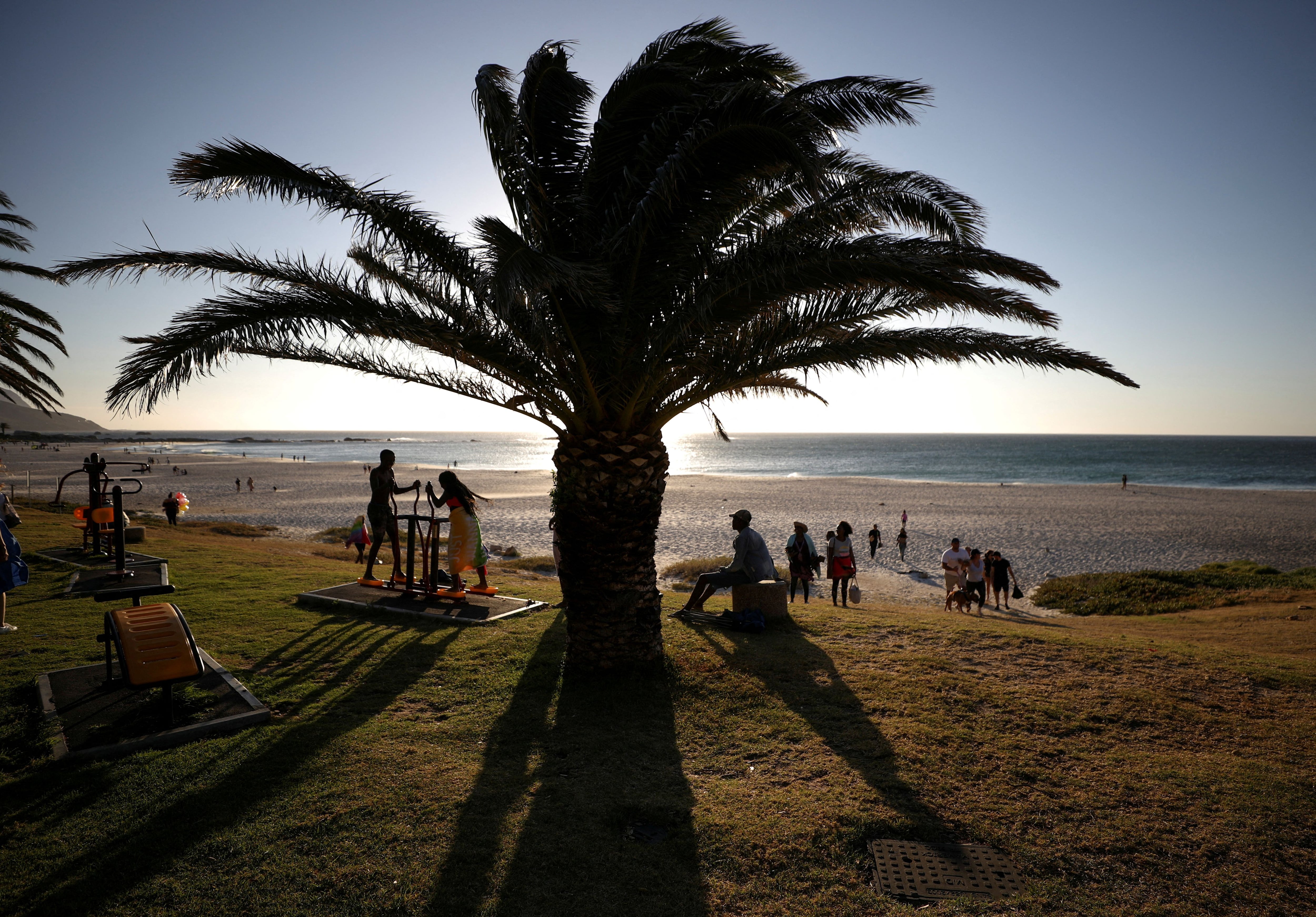 En Ciudad del Cabo, la bahía Camps Bay se erige como un atractivo sitio para disfrutar de un espejo de agua /REUTERS/Mike Hutchings/File Photo