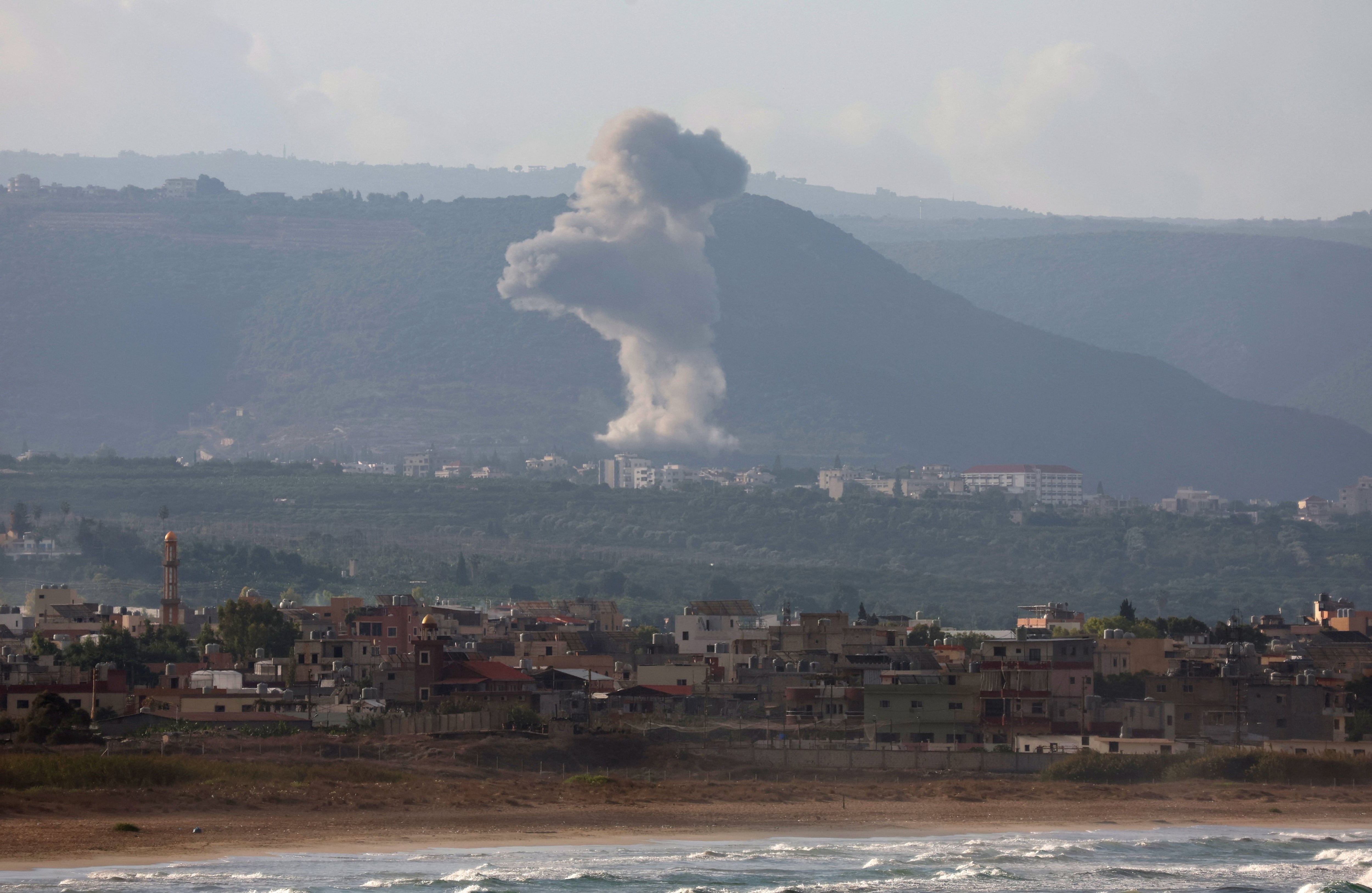 Israel intensificó sus bombardeos en el Líbano en respuesta al lanzamiento de 115 proyectiles por parte de Hezbollah (REUTERS/Aziz Taher)