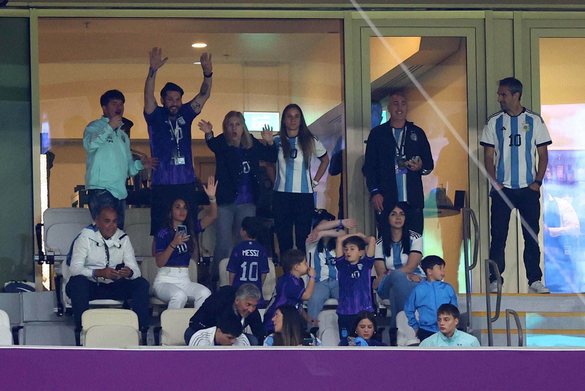 La familia Messi, siempre junto al capitán de la selección argentina. (REUTERS/Carl Recine)