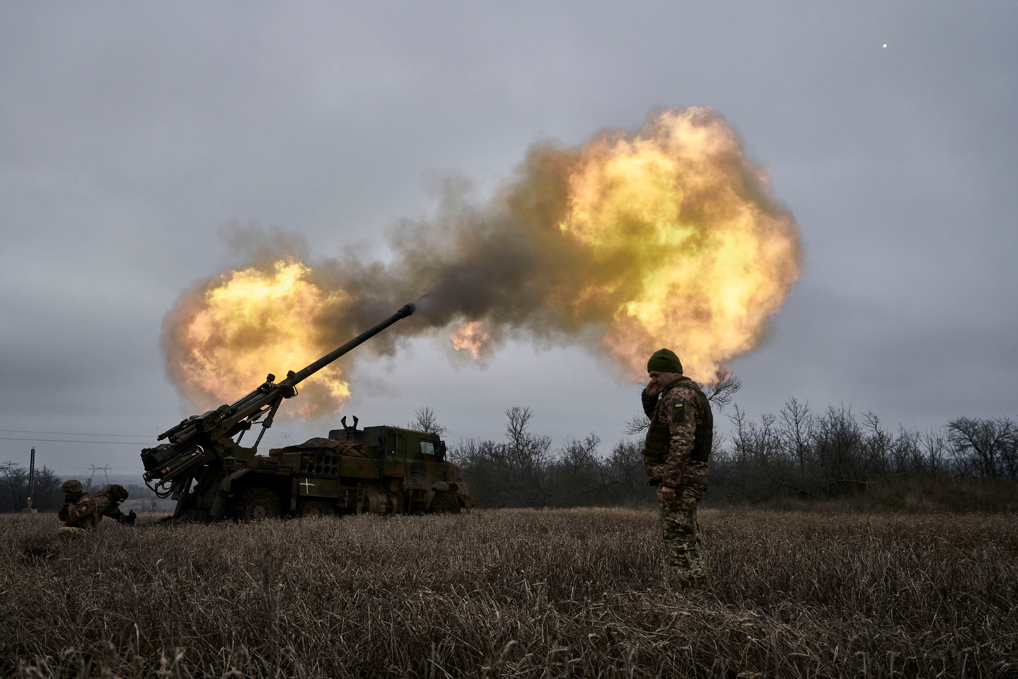 Soldados ucranianos disparan un obús Caesar de fabricación francesa hacia posiciones rusas cerca de Avdiivka, región de Donetsk, en Ucrania, el lunes 26 de diciembre de 2022. (AP Photo/Libkos, Archivo)