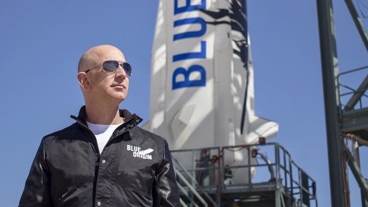 Jeff Bezos frente a un cohete de su empresa Blue Origin
