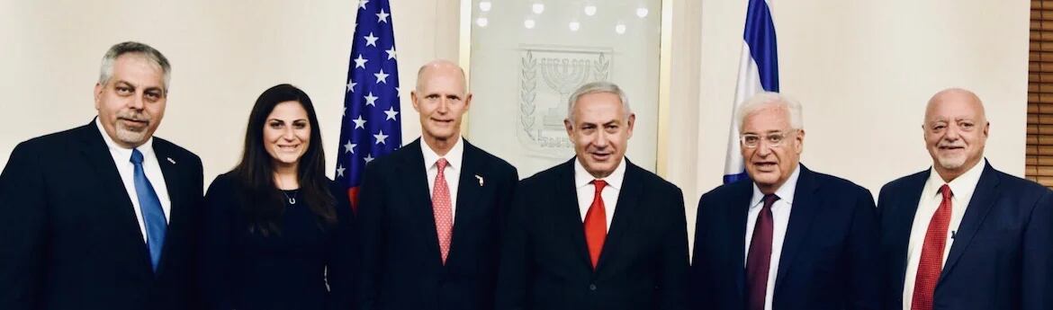 Lior Haiat, Cónsul General de Israel para Florida y Puerto Rico, junto al gobernador de la Florida Rick Scott y el premier israelí Benjamin Netanyahu, en un viaje que llevó a 70 líderes empresariales y educativos de la Florida a Israel, en el marco del anuncio del traslado de la embajada a Jerusalén