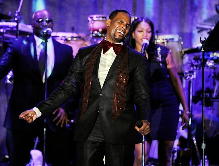 R. Kelly canta en una gala previa al Grammy de Clive Davis (AP Foto/Mark J. Terrill, Archivo)