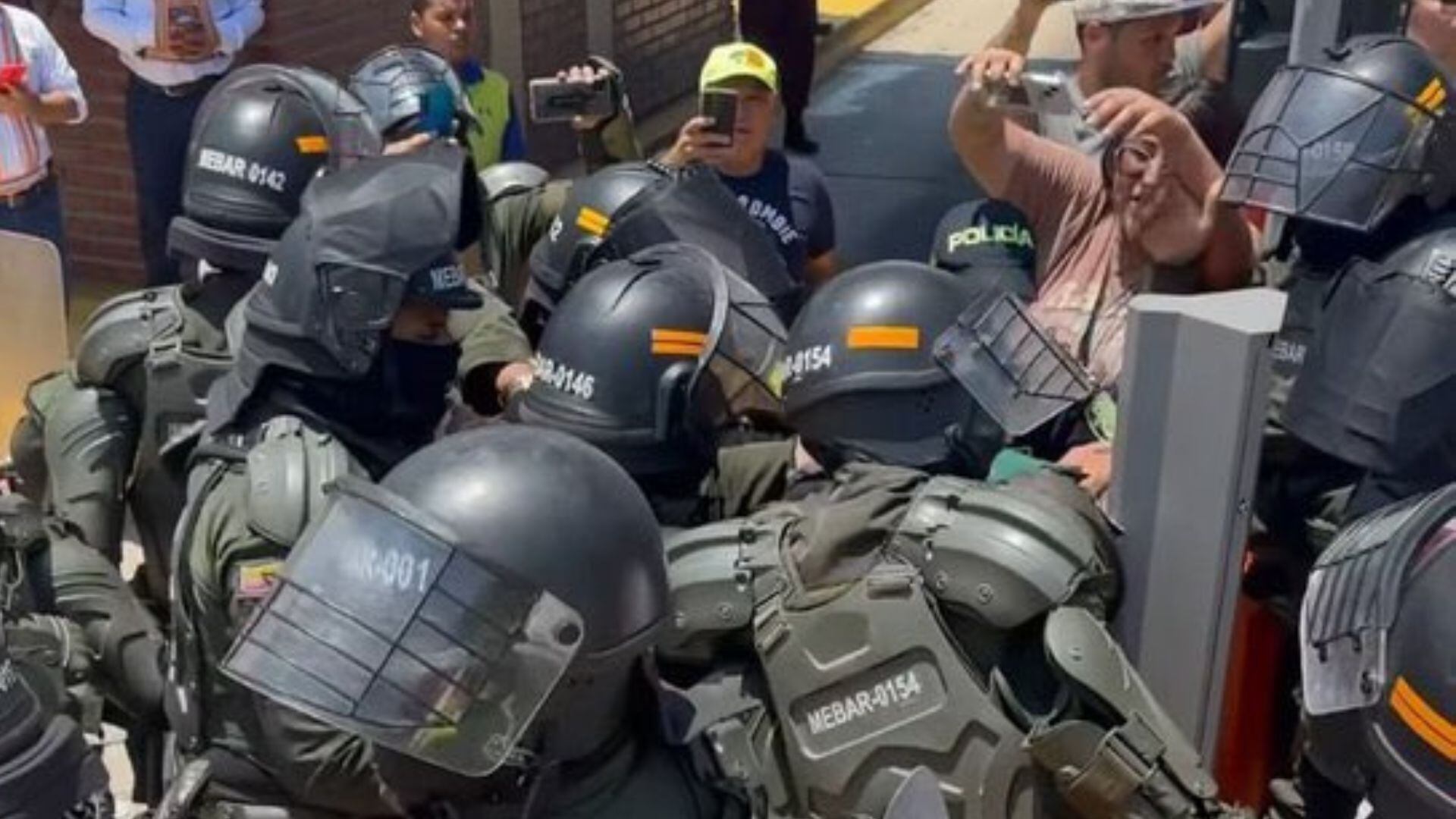 De acuerdo con varias denuncias, el Undmo dispersó a los manifestantes con actos violentos - crédito @juanluisdhz/X