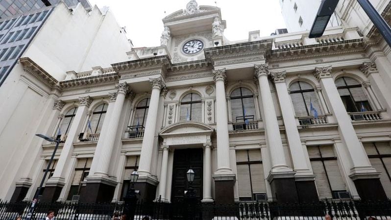 El Banco Central puede emitir dinero para acumularlo en sus cuentas; o bien para asignarlo discrecionalmente; o para distribuirlo entre la mayoría de los habitantes, fundamentalmente, entre quienes menos tienen (Reuters)