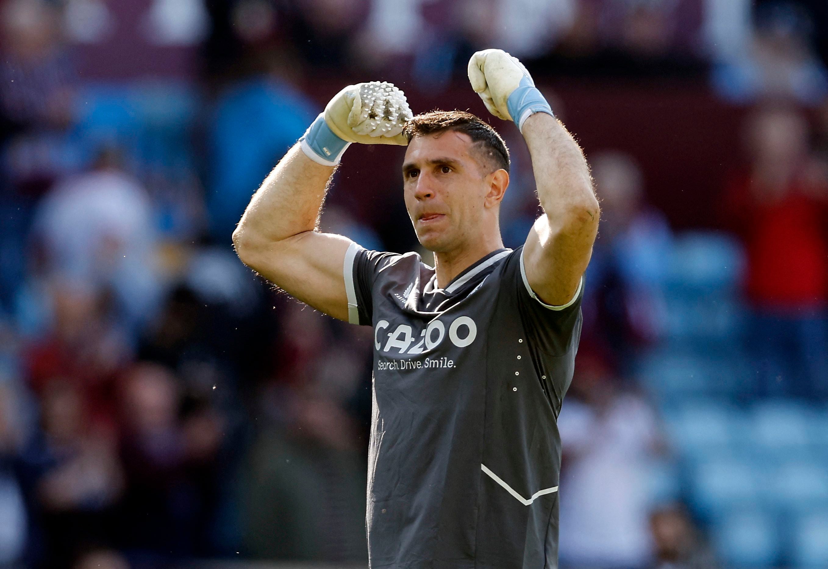 Emiliano Dibu Martínez festeja con el Aston Villa. El arquero argentino forjó una mentalidad ganadora desde chico (Reuters) 