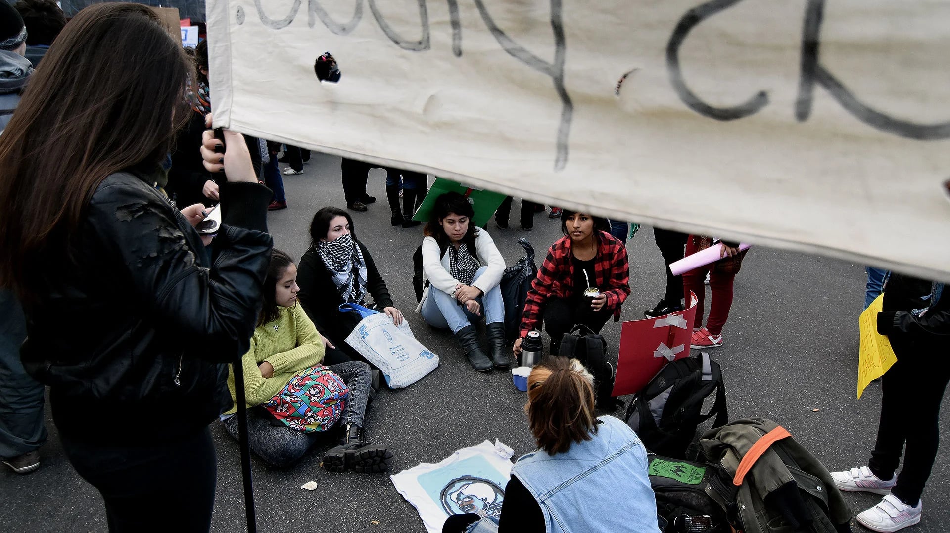 Jóvenes estudiantes reunidas en una ronda y compartiendo mate antes de que comenzara la marcha (Nicolás Stulberg)