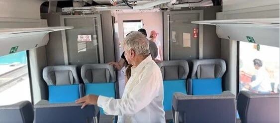 Los asientos e interior del convoy tiene una gama de tonos azules claros y fuertes, predominando el característico del mar turquesa.
(Captura de pantalla @lopezobrador_)