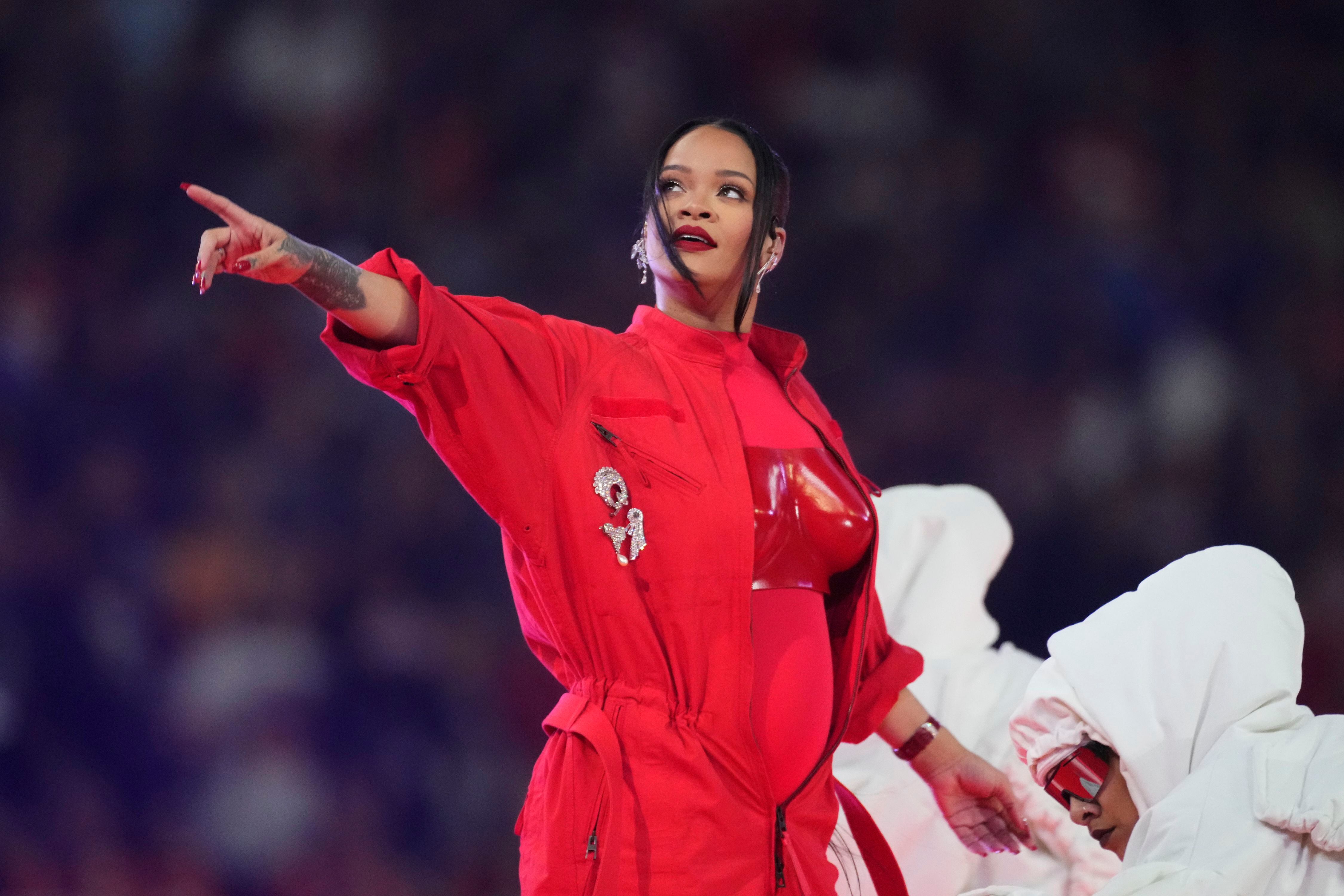 Rihanna en la Super Bowl: nuevo embarazo y un look obrero de luxe