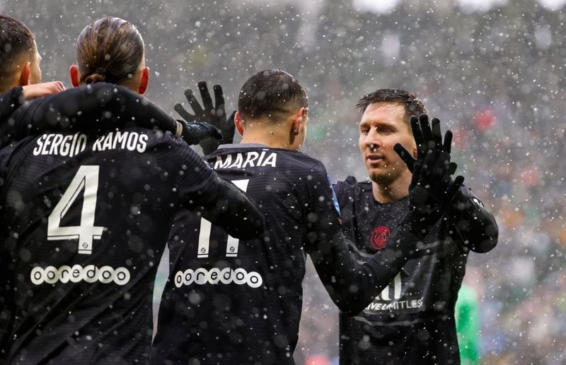 Ángel Di María le agradece a Lionel Messi una asistencia tras un gol (REUTERS/Eric Gaillard)