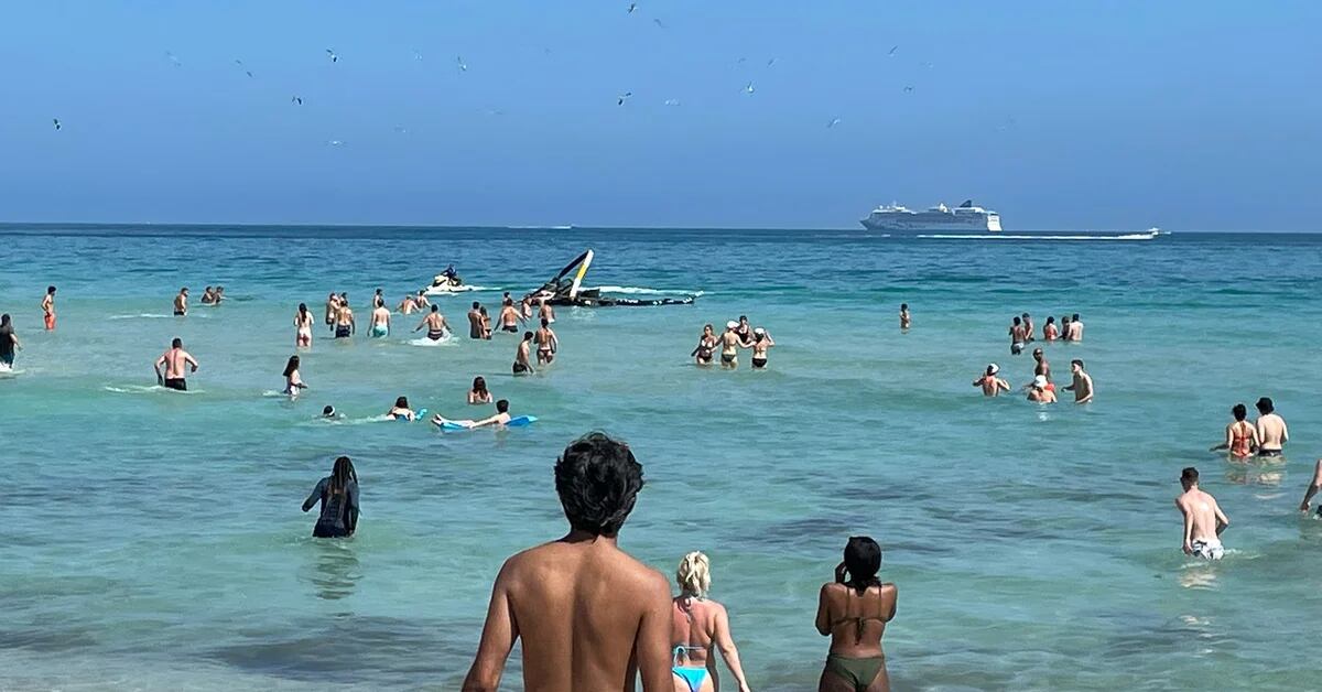 Ein Hubschrauber stürzt vor der Küste von Miami ins Meer: Mindestens zwei Menschen wurden ins Krankenhaus eingeliefert.