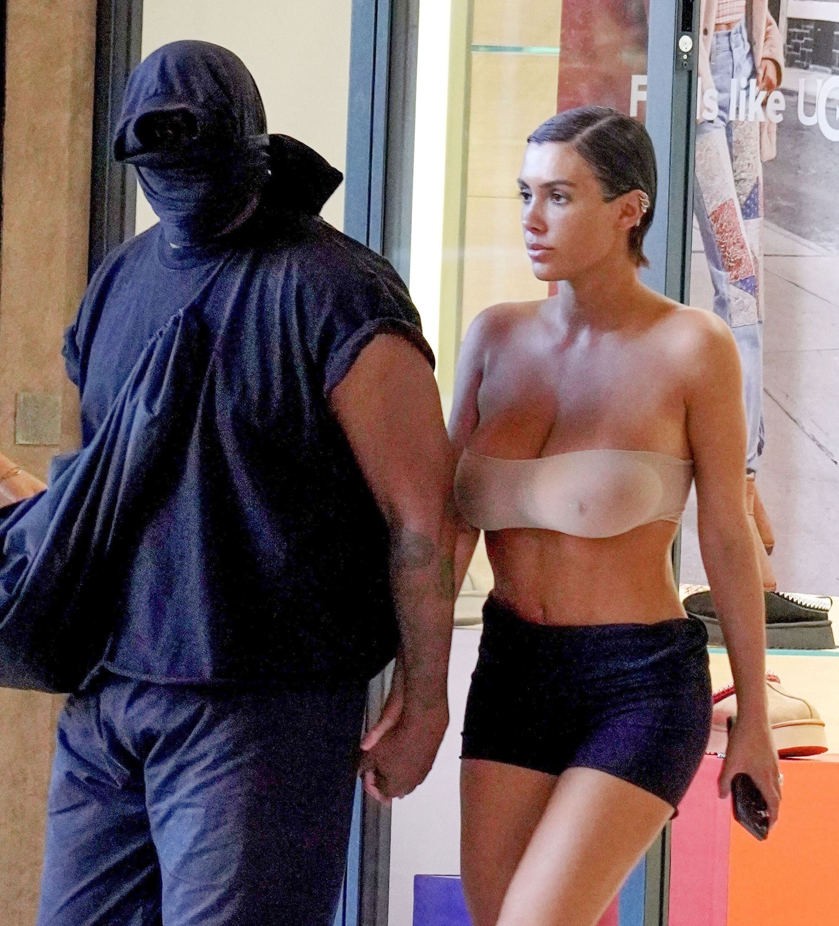 Kanye West y Bianca Censori disfrutaron de una romántica salida nocturna en Florencia (Italia). Él se tapó el rostro por completo, mientras que su pareja vistió un top color nude y un short negro