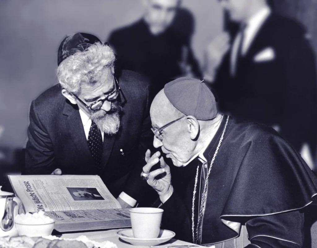 El rabino Abraham Heschel reunido con el cardenal Augustine Bea, quien dirigió el proceso de elaboración de “Nostra aetate”. Fecha: 31 de mayo de 1963 (foto: American Jewish Committee)