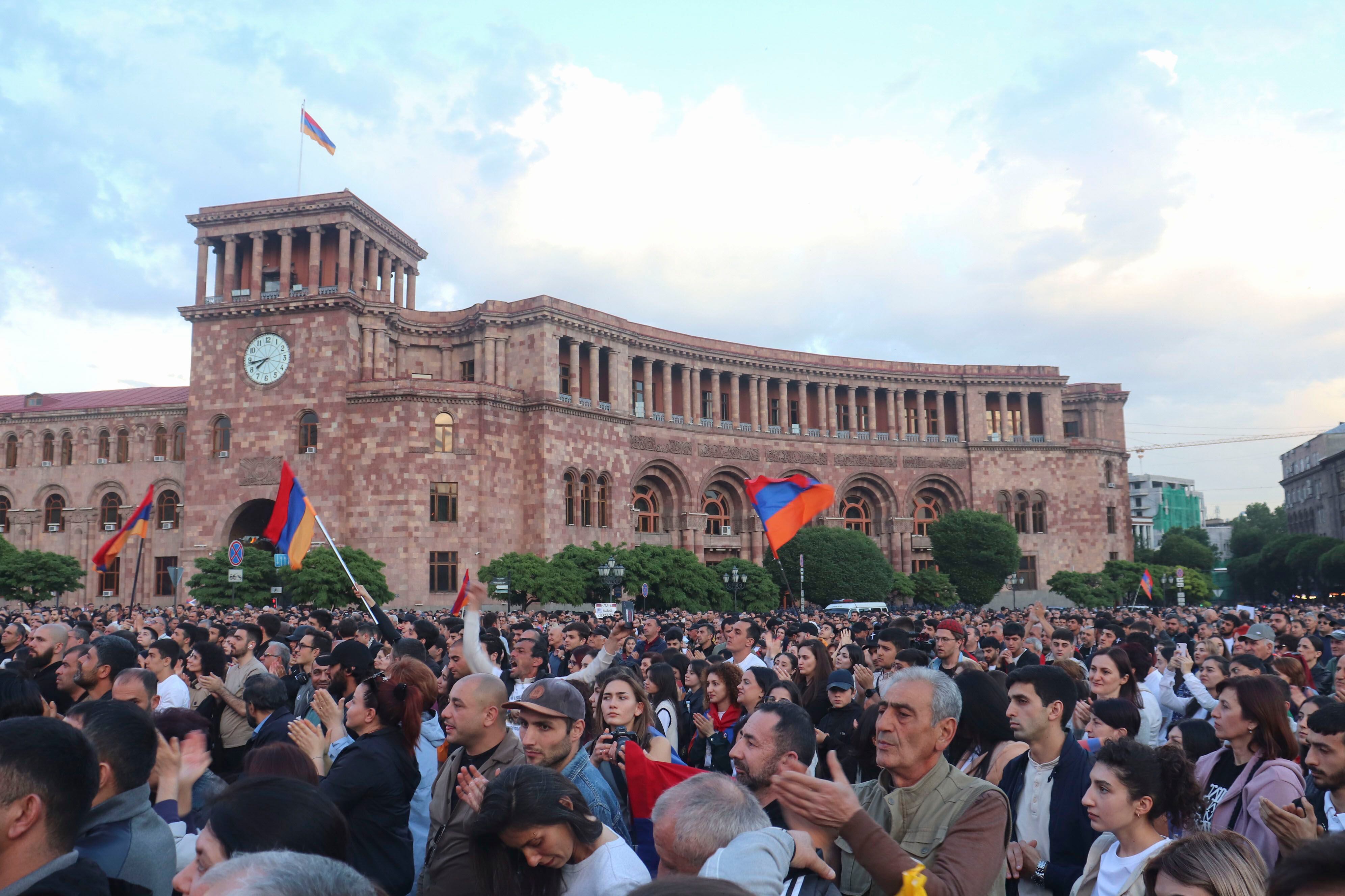 Seguidores del arzobispo armenio Bagrat Galstanián, escuchan a quien se ha convertido en el líder del movimiento de protesta al Gobierno de Nikol Pashinián, que ha llamado a sus seguidores a llevar a cabo actos de desobediencia (EFE)