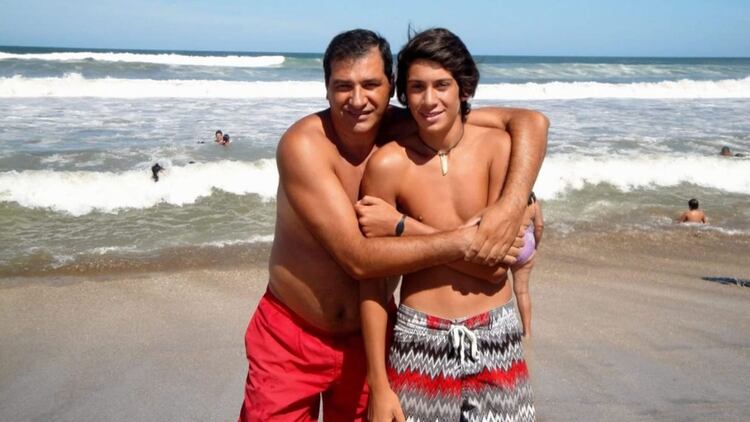 Fabio junto a Agustín, su hijo, en la playa de Villa Gesell. (Fpto: gentileza familia Irustia)