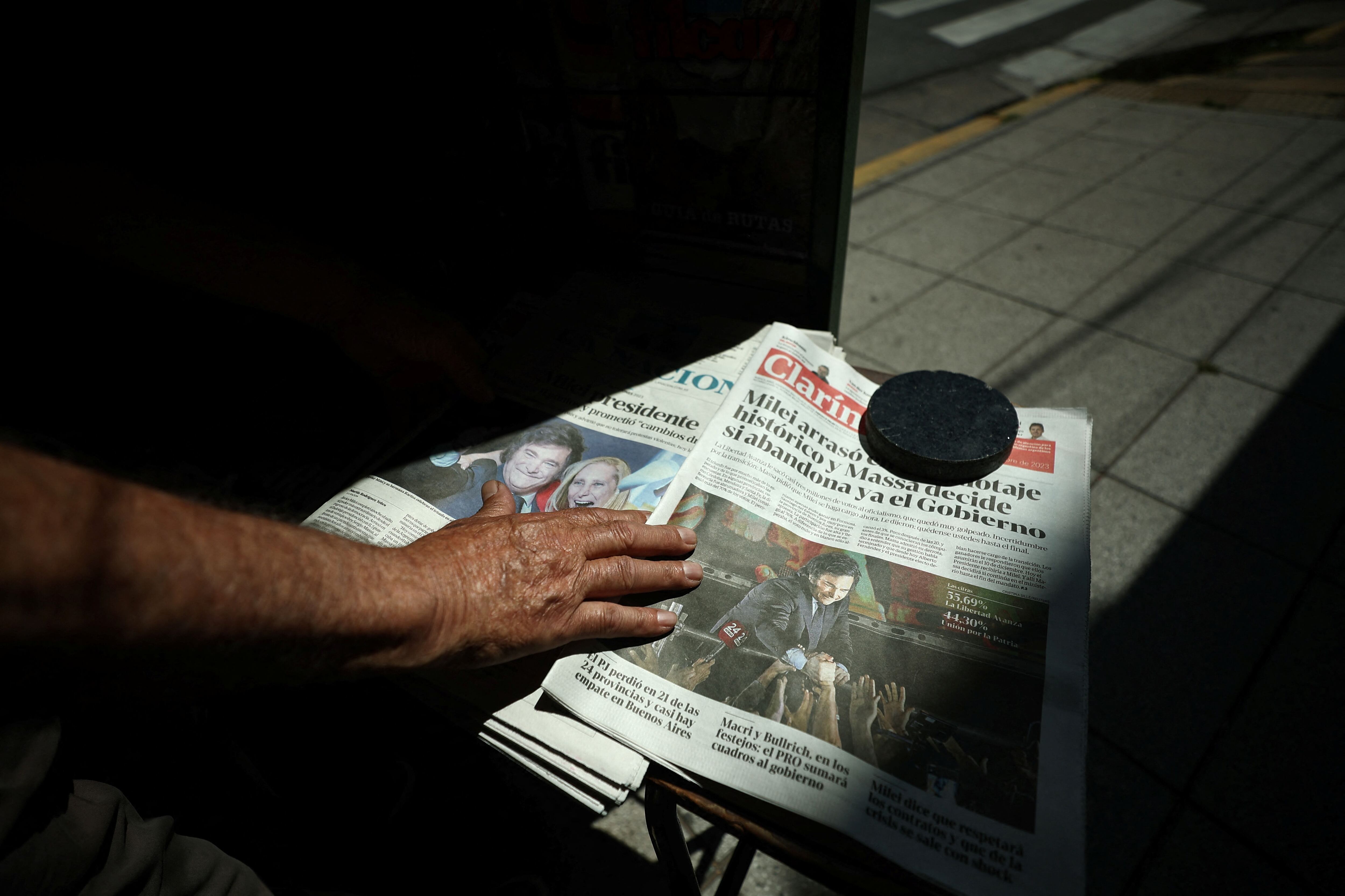 Un vendedor organiza periódicos con fotografías del presidente electo de Argentina, Javier Milei, un día después de la segunda vuelta de las elecciones presidenciales de Argentina, en Buenos Aires, Argentina, el 20 de noviembre de 2023. REUTERS/Agustin Marcarian