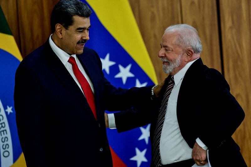 Nicolás Maduro y Luiz Inácio Lula da Silva se saludan antes de una cumbre con presidentes de Sudamérica para discutir el relanzamiento del bloque de cooperación regional UNASUR, en Brasilia el 29 de mayo de 2023 (REUTERS/Ueslei Marcelino)