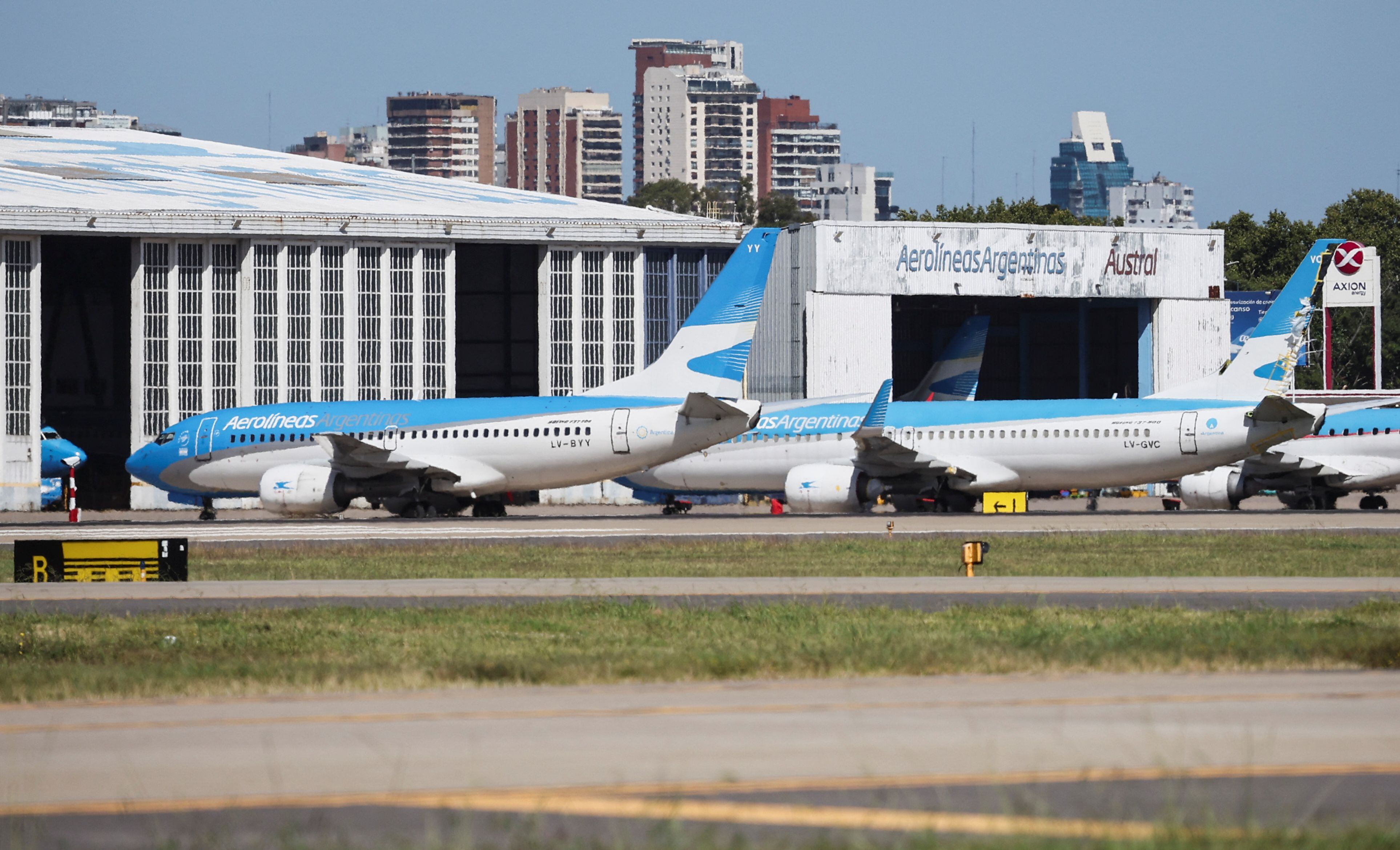 Por el paro de la CGT, el Gobierno dijo que Aerolíneas canceló 295 vuelos, reprogramó 26 y perderá USD 2,5 millones
Reuters