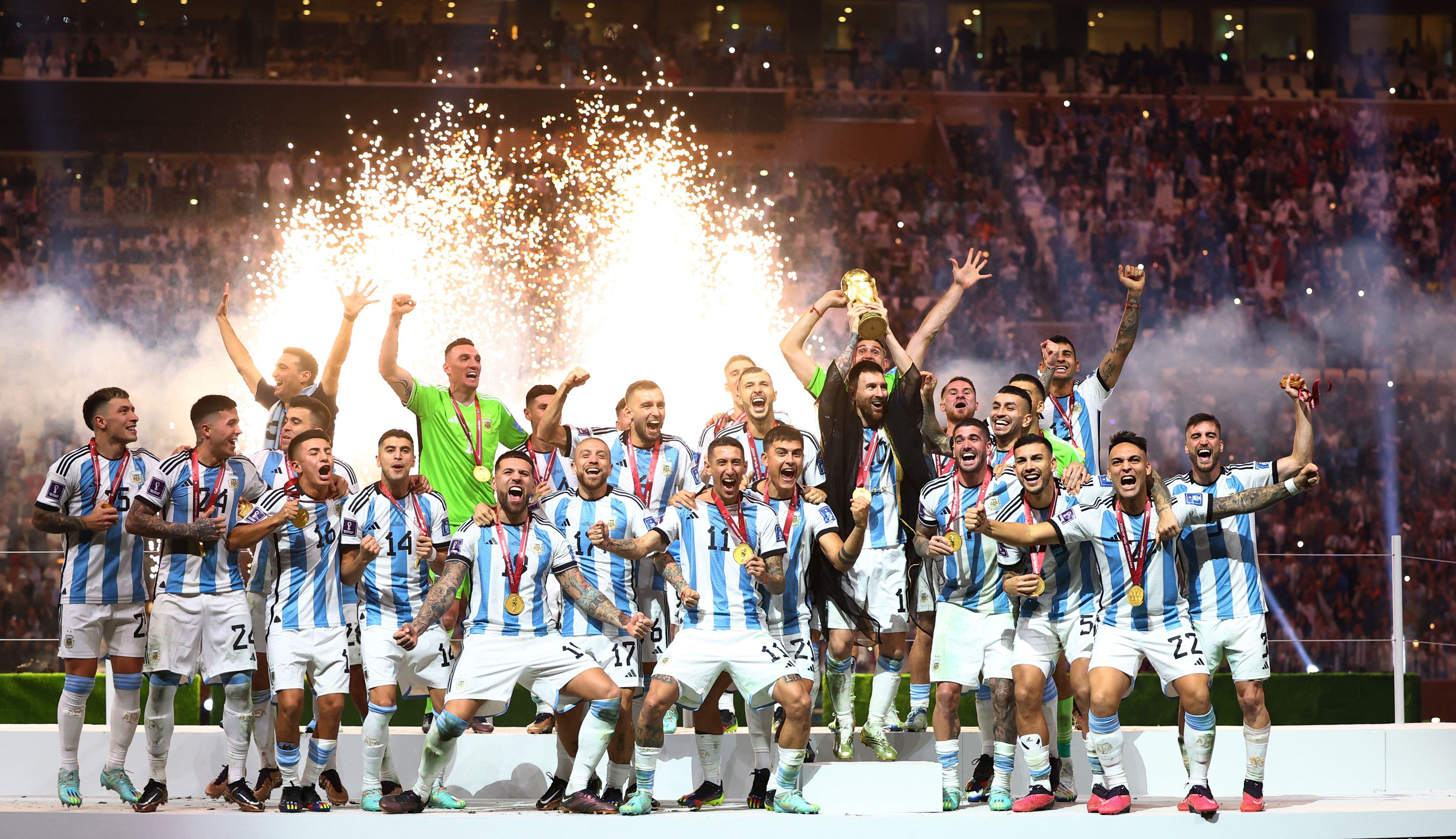 El momento que todos los argentinos esperamos durante 36 años. Lionel Messi levanta la Copa del Mundo junto a sus compañeros en el Lusail Stadium de Doha, en Qatar. ¡Argentina campeón del mundo! (REUTERS/Kai Pfaffenbach)