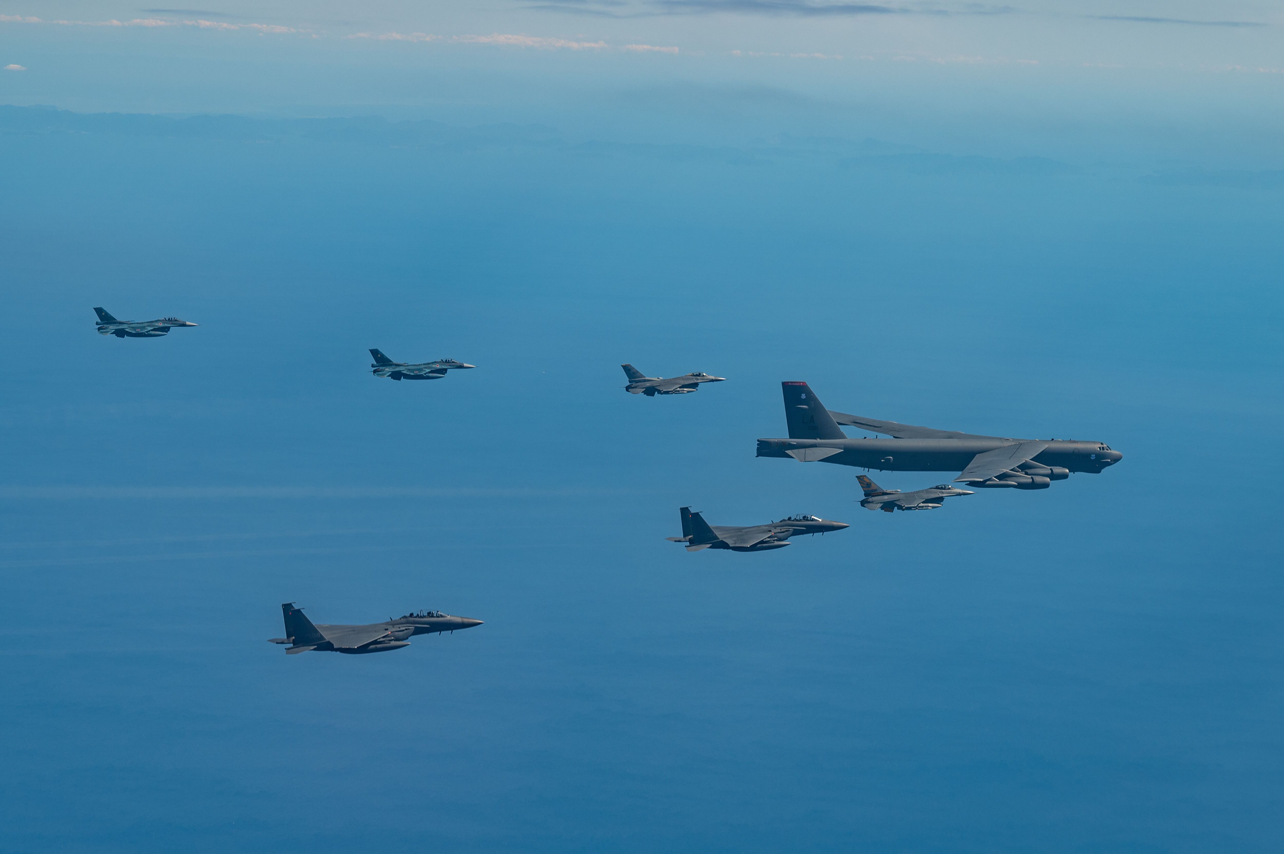 22/10/2023 October 22, 2023, East Sea, South Korea: A U.S. Air Force B-52H Stratofortress heavy bomber is escorted by U.S. F-16 Fighting Falcon fighter aircraft alongside South Korea F-15K fighters and Japanese F-2 fighter aircraft during a trilateral exercise, October 22, 2023 over the Korean Peninsula. POLITICA Europa Press/Contacto/Sra Karrla Parra/U.S. Air 