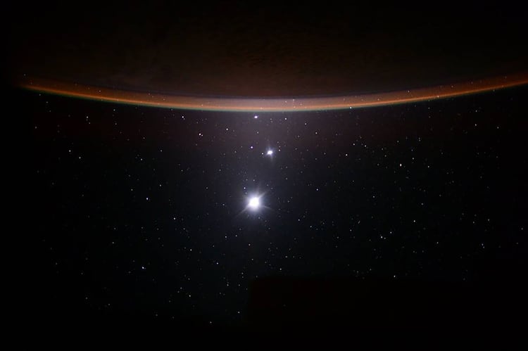 Una foto proporcionada por Scott Kelly / NASA muestra la luna, Venus y Júpiter, vistos desde la Estación Espacial Internacional, el 19 de julio de 2015. (Scott Kelly/NASA via The New York Times)
