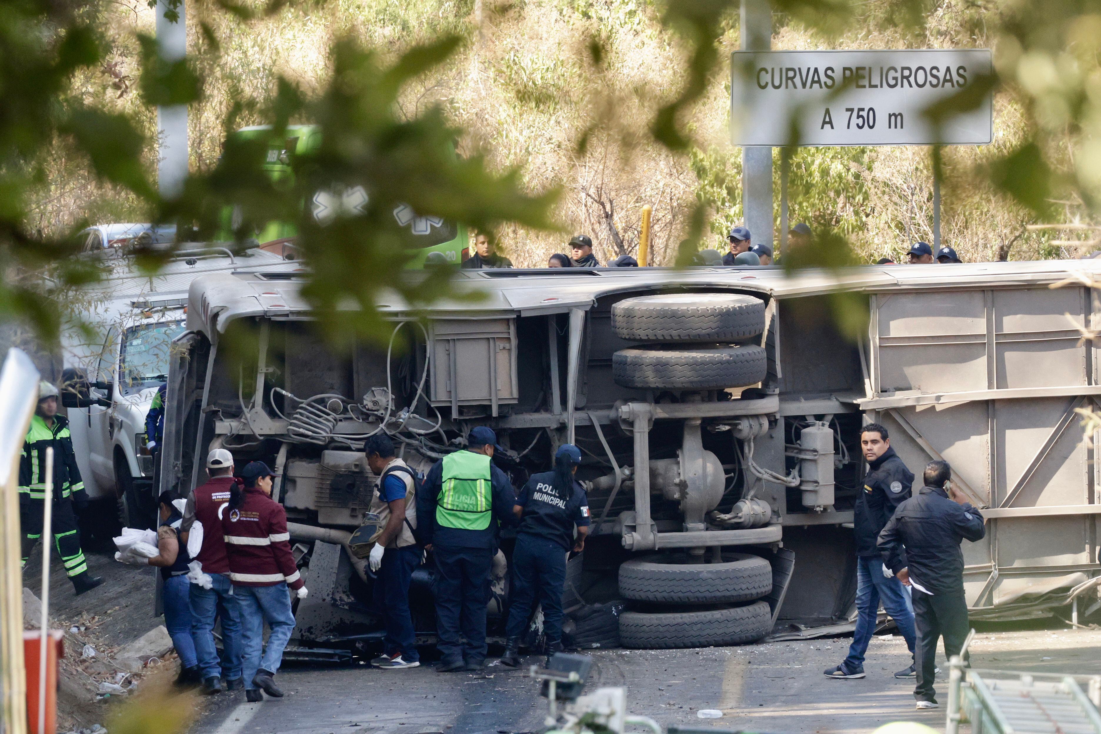 Al menos 14 muertos al volcar un autobús en el centro de México