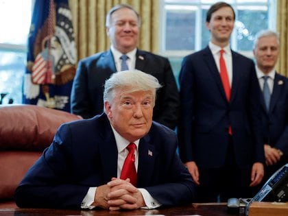 El presidente Donald Trump hablando con líderes israelíes y sudaneses en la Sala Oval de la Casa Blanca.  REUTERS / Carlos Barria