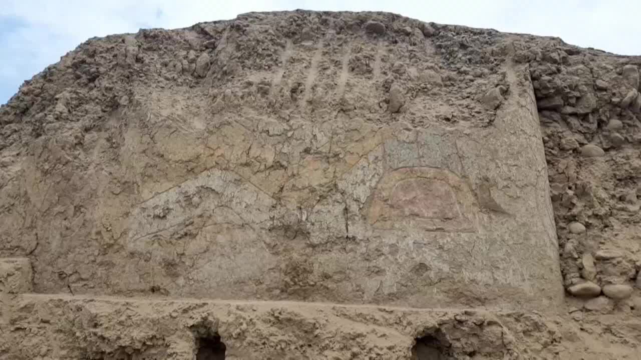 Primer muro hallado en la huaca pertenece al periodo Arcaico Tardío y Formativo Temprano (2,500 a.C.- 1,500 a.C.) Foto: Agencia Andina.