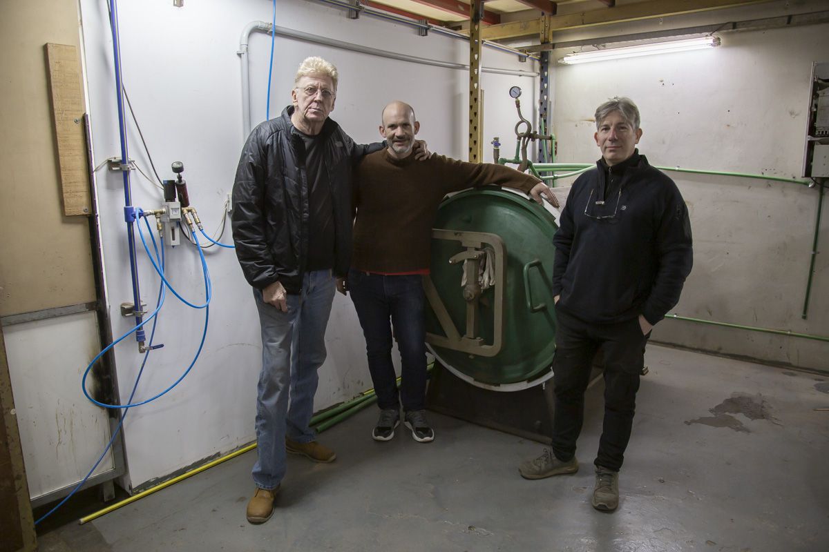 Fanta Beaudoux junto a Pablo Meda y Hernando Bauer, sus "dos mano derechas", delante de un autoclave, equipo con el que tratan la madera