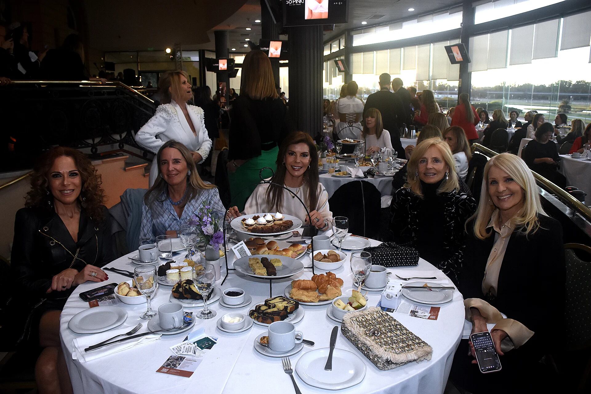 Iliana Calabró, Verónica Zoani de Nutting, Aurora Ramos Taboada, Cecilia Zuberbuhler y Evelyn Scheidl 