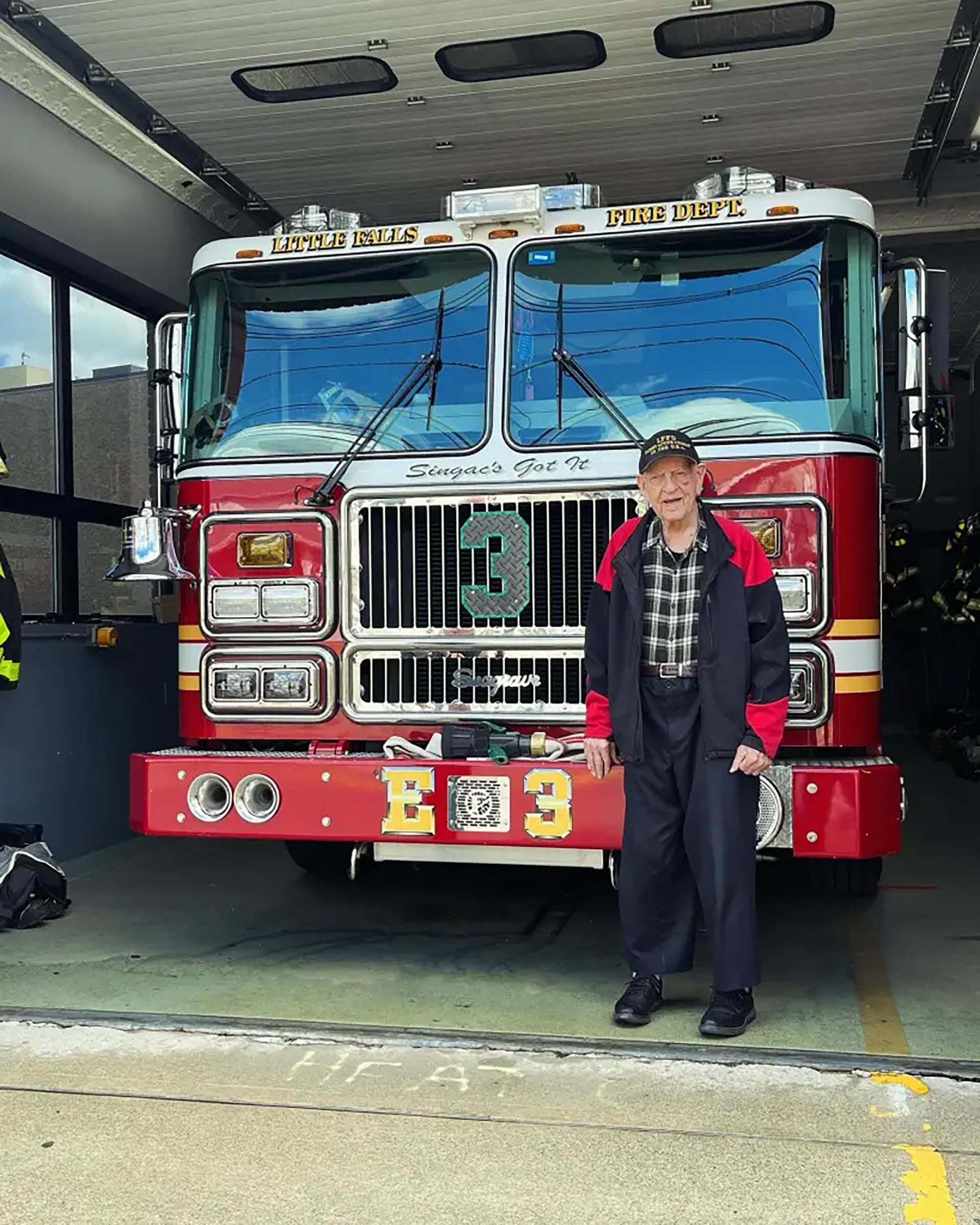 Un hombre de 110 años dice que nunca ha tenido dolor de espalda y que sigue conduciendo su coche todos los días.