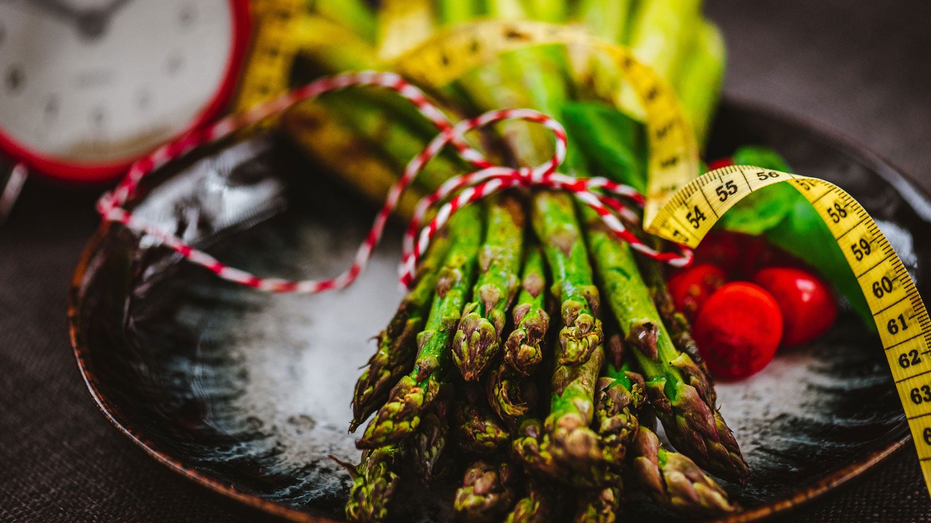 Las dietas que implican restricciones calóricas u horarias extremas pueden ser perjudiciales para la salud, y deben ser supervisadas por un médico (Gettyimages)