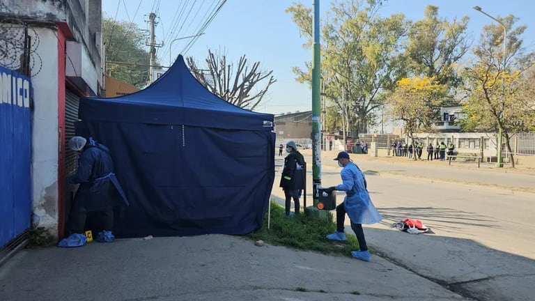 Los peritos trabajan sobre la escena del crimen a la salida de un boliche de San Miguel de Tucumán. Foto: Infobae