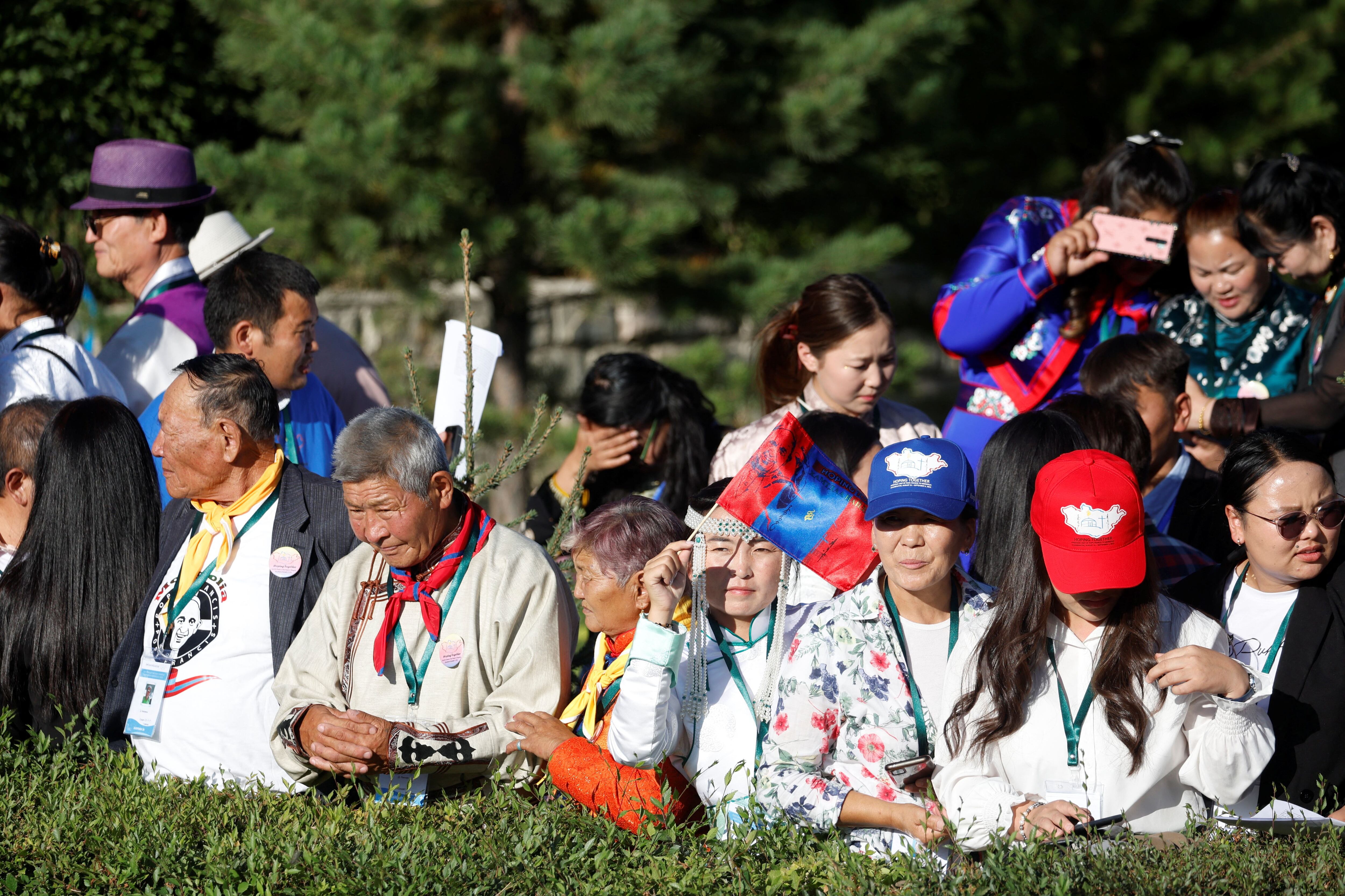 La gente espera fuera de la Catedral de San Pedro y San Pablo el día en que el papa Francisco, en Ulán Bator, Mongolia 2 de septiembre de 2023. REUTERS/Carlos García Rawlins